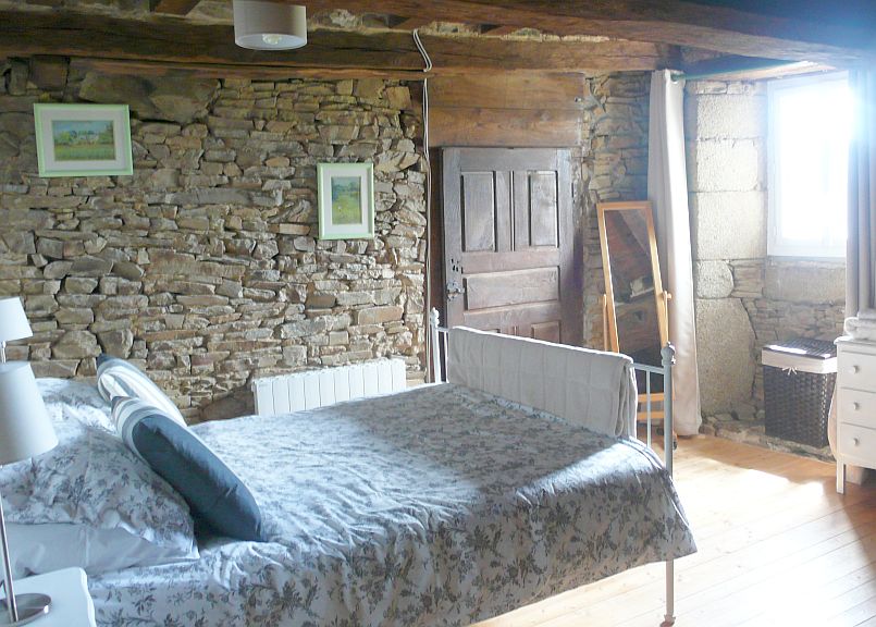 Charmant petit gîte mitoyen du 17ième siécle avec deux chambres. Une grande chambre avec lit double 200 x 160cm et une petite chambre avec 2 lits; Idéal pour un couple ou couple avec enfants.