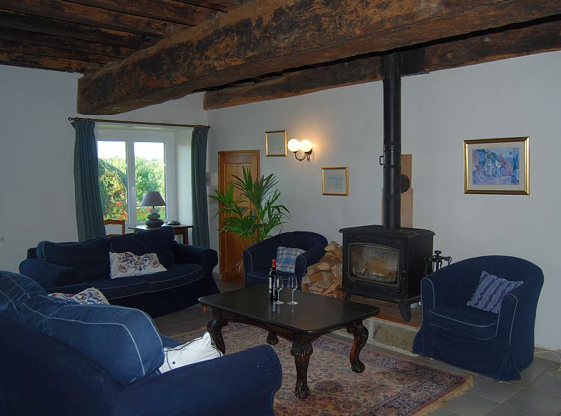 Grand gîte de luxe, très spacieux, six chambres 3 chambres doubles avec grands lits (160 x 200cm), 2 chambres avec deux lits simples et 1 chambre avec lits superposés, trois salles de bains, grand séjour.
